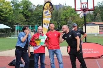 KSB sucht erneut die sportlichste Kita in Mittelsachsen - Besondere Ehrung: Hans Marschner (2. v. l.) vom LWV Geringswalde wurde zum Auftakt des Kita-Team-Cups in Geringswalde als „Champion im Ehrenamt“ gebührend gefeiert.