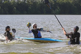 KSV Glauchau richtet Spieltag der Kanupolo-Bundesliga auf dem Stausee aus - Johannes Förster vom KSV Glauchau (am Ball) glänzte bei den Ostdeutschen Meisterschaften Mitte Juni mit zahlreichen Toren. Nun geht es auf dem Stausee in Glauchau mit der Kanupolo-Bundesliga weiter.