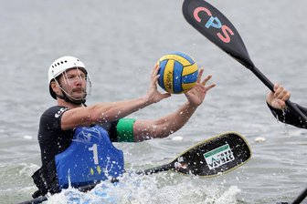 KSV Glauchau: Warum sich die Kanupolo-Mannschaft beim Kampf um den Klassenerhalt für ein Handicap entschieden hat - Chris Ziese, Kapitän der Kanupolo-Männermannschaft des KSV Glauchau, in Aktion.