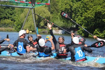 KSV Glauchau: Weshalb beim Start in die Kanupolo-Bundesligasaison noch Luft nach oben gewesen ist - Die Glauchauer (blaue Trikots) hatten im Hamburger Stadtteil Eppendorf ihre Mühe, Treffer zu erzielen.