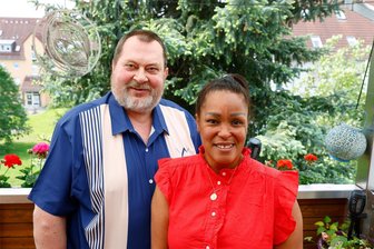 Kubanerin will St. Egidiener heiraten - doch das Paar muss um sein Glück kämpfen - Uwe Wienhold und Yanecsi Caridad Espinosa Castaneda auf dem Balkon der Wohnung, in der sie seit zweieinhalb Jahren gemeinsam leben.