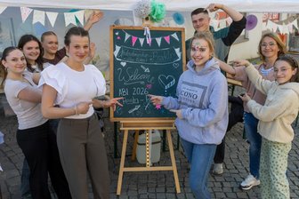 Kuchen backen und Papier sammeln für die große Sause: So viel kostet im Vogtland eine Abi-Feier - Treff zum Plauener Frühling: Emma, Lucia, Laurelin, Chantal, Marie, Fabio und Fabienne vom Pestalozzi-Gymnasium. Hilfe bekommen sie auch von Eltern wie von Katrin Czarski (rechts).