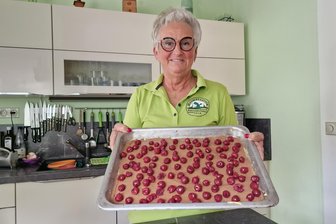 Kuchenbäckerin aus Vogtland-Dorf: „Dieses Jahr zur Kirmes haben wir mal frei“ - Heidrun Wolfrum mit einer fast fertigen Donauwelle. Fehlen nur noch die Buttercreme und die Schoko-Glasur.