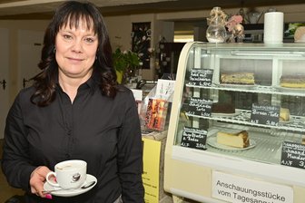 „Kuchenstücke unter 300 Gramm sind Kekse“: Dieses Dorfcafé im Vogtland ist ein Mekka für Genießer - Janet Klug übernahm 2009 das Dorfcafé von ihrer Mutter Hannelore.