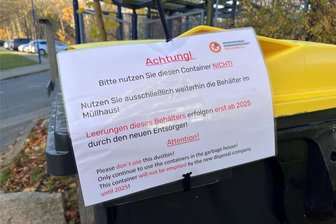 Kuddelmuddel um neue gelbe Tonnen: Warum sich im Vogtland jetzt die 1100-Liter-Behälter stauen - Die Wohnungsbaugenossenschaft Reichenbach informiert, dass der neue Behälter erst ab 2025 genutzt werden darf.