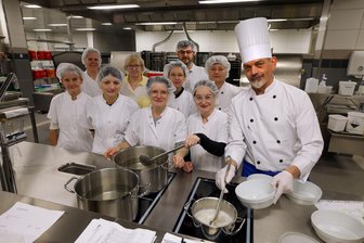 Küche im Rudolf-Virchow-Klinikum in Glauchau: Versicherung übernimmt einen großen Teil des Millionenschadens - Die Küche des Rudolf-Virchow-Klinikums war mehr als zwei Jahre eine Baustelle. Nun bereiten die Mitarbeiter das Essen wieder an ihrem gewohnten Arbeitsplatz zu.