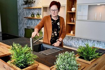 Küchen-Expertin wagt mit 60 Jahren Selbstständigkeit - Küchenstudio-Inhaberin Dorothe Haderthauer in einer Küche, die unter anderem auch über spezielle Behälter fürKüchenkräuter verfügt.