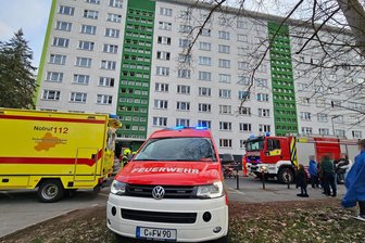 Küchenbrand in Chemnitz: Eine Person im Krankenhaus - 44 Einsatzkräfte von Feuerwehr und Rettungsdienst kamen zum Einsatz.
