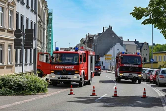 Küchenbrand in Mittweida: Mieter muss ins Krankenhaus - Aus einem Mehrfamilienhaus in der Bahnhofstraße in Mittweida kam dichter Rauch.