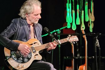 Küchenkonzert mit Repke und Strittmatter in der Lichtentanner „Barbara“ - Reinhardt Repke schuf mit seinem Programm über Eva Strittmatter eine ganz intime Atmosphäre.