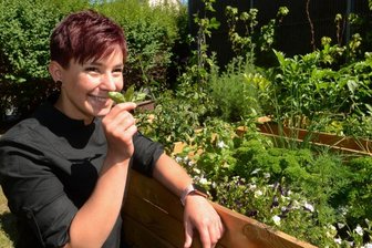 Küchenmeisterin bringt Gourmetküche nach Auerbach - Frisch soll alles sein: Das gilt auch für Kräuter, die Küchenmeisterin Jennifer Ciba aus dem Beet holt.