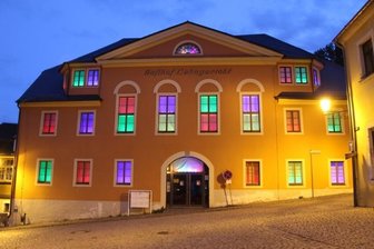 Küchenumbau im Lehngericht: Gemeinsames Kochen soll Menschen zusammenbringen - Die erste Gruppe der Residenzkünstler hatte Ende 2020 die Fenster des ehemaligen Lehngerichts in bunten Farben erstrahlen lassen.