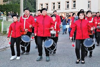 Kühle Witterung trübt die Stimmung zum Kirchweihfest in Niederwiesa nicht - Den Fackel- und Lampionumzug zum Kirchweihauftakt in Niederwiesa führte der Fanfarenzug Schellenberg an. Ihm folgten viele Kinder, die mit ihren Familien mitliefen.
