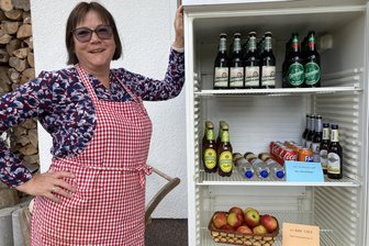 Kühlschrank im Wald: Diese Erfrischungsoase für Wanderer im Vogtland ist ein echter Geheimtipp - Anja Meckel befüllt den Kühlschrank, der nur wenige Meter vom Wald entfernt, Wanderer mit Getränken versorgt.