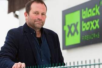 Kühnhaider Pyrotechniker kritisiert Verkaufsverbot von Feuerwerk: "Über ein Fahrverbot zu Silvester spricht niemand" - Andreas Voigt, Geschäftsführer von "Blackboxx Fireworks", erachtet das erneute Verkaufsverbot für Feuerwerk zu Silvester als falschen Weg, um die Kliniken in der Pandemie nicht noch mehr zu belasten. Auf Kunden wirke sich diese Entscheidung aus. Er rechnet für nächstes Jahr mit deutlich höheren Preisen für Pyrotechnik. 