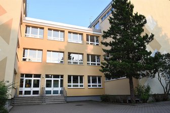 Kündigung der Sekretärin an der Geschwister-Scholl-Schule in Limbach-Oberfrohna gibt Rätsel auf - Erst im Juli hatte die Sekretärin ihre neue Stelle angetreten. Eingearbeitet habe sie sich laut Schulleitung und Kollegen sehr gut. Probleme habe es keine gegeben. Dennoch kündigte die Stadt ihren Vertrag zum 31.12.2023. Die Gründe dafür kennt die Frau selbst nicht.