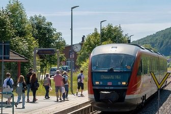 Künftig keine roten Züge mehr im Erzgebirge: City-Bahn Chemnitz übernimmt Strecken von der Erzgebirgsbahn - Ein Zug der Erzgebirgsbahn am Bahnhof in Olbernhau.