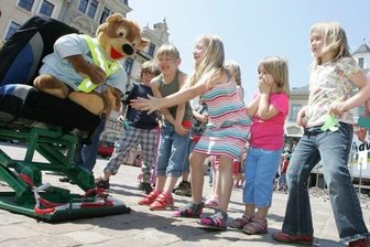 Künftige Abc-Schützen machen Ampelmännchen-Diplom - Teddy, schnall dich gut an: Jungen und Mädchen von Plauener Kindereinrichtungen lernten am Dienstag auf dem Altmarkt spielerisch einiges mehr über Verkehrserziehung - zum Beispiel, dass bei einer Vollbremsung besser nicht nur Plüschtiere einen Gurt anlegen sollen.