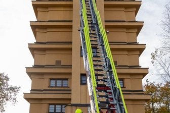 Künftige Ausbilder üben mit der Drehleiter am Wasserturm - Flugs war die Drehleiter am Wasserturm, dem Reichenbacher Wahrzeichen, bis hinauf zum vorletzten Stock ausgefahren. Eine Top-Kommunikation unter den Einsatzkräften machte es möglich.