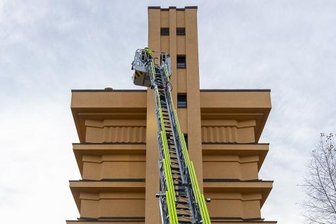 Künftige Feuerwehr-Ausbilder üben mit Drehleiter am Reichenbacher Wasserturm - Flugs war die Drehleiter am Wasserturm, dem Reichenbacher Wahrzeichen, bis hinauf zum vorletzten Stock ausgefahren. Eine Top-Kommunikation unter den Einsatzkräften machte es möglich. 