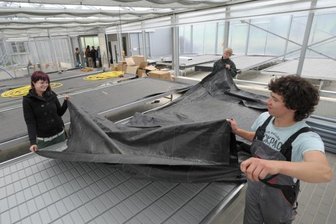Künftige Gärtner bauen ihre eigenen Gewächshäuser auf - Die Lehrlinge Sandra Köhler, Jonas Trinke und Franz Lautrich (von links) bauen Pflanzentische in einem der neuen Gewächshäuser in Hartmannsdorf auf. Das Don-Bosco-Jugendwerk bildet erstmals Berufe im Garten-, Landschafts- und Zierpflanzenbau aus. Ab Herbst werden erste Sämlinge gesteckt.