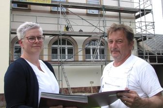"Künftige Mieter sollen mitreden können" - BGV-Chefin Claudia Rentzsch verständigt sich mit Claus Benedix vom Malerbetrieb Ibisch über die anstehenden Arbeiten.