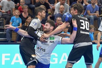Künftiger Auer zeigt Charakter - HC Elbflorenz 2006. Der Auer Ladislav Brykner (Mitte) hatte es hier schwer, sich gegen die Dresdener Tim-Philip Jurgeleit (li.) und Adrian Kammlodt, der ab kommende Saison in Aue spielen wird, durchzusetzen. 