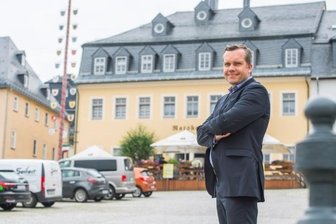 Künftiger Wohnbau-Chef lernt wie Lößnitz tickt - Rico Geisler vor dem ehemaligen "Ratskeller", einem Objekt der Wohnbaugesellschaft, das heute ein italienisches Restaurant ist.