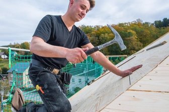 Künftiges Dorfgemeinschaftshaus in Gornsdorf bekommt neues Dach - 