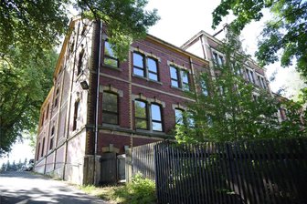 Künftiges Haus der Vereine in Oelsnitz: Wofür es im Stadtrat Kritik gibt - Die frühere Schule im Stadtteil Voigtsberg: Nach dem Rückzug der Kita am Stadion in ihr angestammtes Haus wird das Gebäude für die Vereinsnutzung fit gemacht.