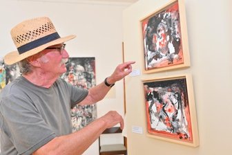 Künstler aus Kleingera stellt aus - Die Leidenschaft des Künstlers Frank-Herbert Zaumzeil für seine Werke ist bei deren Erklärung förmlich zu spüren.