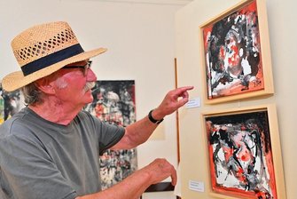 Künstler aus Kleingera stellt in Reichenbach aus - Die Leidenschaft des Künstlers Frank-Herbert Zaumzeil für seine Werke ist bei deren Erklärung förmlich zu spüren. 