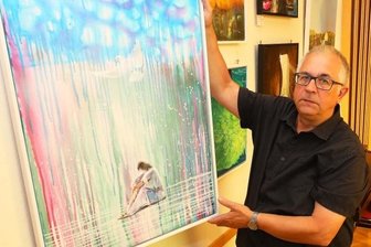 Künstler begleitet mit kleiner Schau das Kirchenjubiläum - Wolfgang Namyslok stellt in den Räumen der Freikirchlichen Gemeinde in Leubnitz aus. Er freut sich auf den Austausch mit Besuchern.