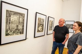 Künstler-Ehepaar erinnert an Grafiker - In der Galerie des Bundes Bildender Künstler Vogtland an der Bärenstraße hängen derzeit Arbeiten von Ursula Mattheuer-Neustädt (1926-2021) und Jürgen Adler (1941-1995) an den Wänden. Die ausgestellten Werke reichen bis in die 1950er Jahre zurück. Töpfermeister Andreas Leonhardt und Diplomdesignerin Stefanie Kölbel (im Foto) gehörten bereits zu den Betrachtern.
