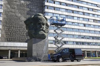 Künstler filmt 24 Stunden lang Marx-Kopf -