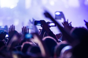 Künstler fordern härtere Regeln gegen Ticket-Abzocke - Musik soll Menschen verbinden - doch Wucherpreise auf dem Zweitmarkt machen einen Konzertbesuch für viele Fans unerschwinglich, kritisiert die Branche. (Symbolbild)