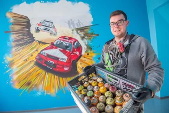 Künstler Garlix spendet Graffito - Graffitikünstler Benjamin Knoblauch hat im vergangenen Jahr ein Wandbild für den AWO-Hort im Förderzentrum am Bergbaumuseum Oelsnitz gespendet.