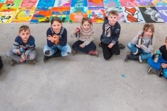 Künstler gestaltet mit jungen Sprayern Willkommensgruß - Neukirchener Grundschüler, Lehrer und Hortner haben bei einem Graffitiprojekt Bilder gesprüht. Anleitung und Tipps dazu kamen vom Graffiti-Künstler Benjamin Knoblauch alias Garlix. 