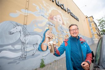 Künstler gestaltet Sachsendruck-Fassade in Plauen - Das Fassadenbild ist kein reines Graffito, Künstler André Wolf verwendet auch Rolle und Pinsel.
