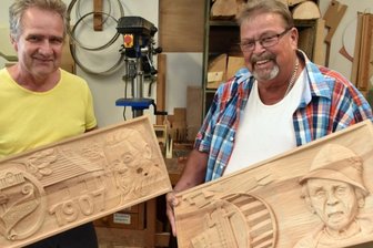 Künstler hauchen Hammerlinde Leben ein - Am Projekt wirken auch die Schnitzer aus Geyer mit. Helmut Müller (links) hat Emil Fink, den Begründer des Hammerbundes, dargestellt. Hans Roscher widmet seine Arbeit dem legendären Hammerhansel . 