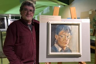 Künstler holt die Bergpredigt ins Erzgebirge – und wirft Fragen auf - Achim Siegert mit dem letzten Selbstporträt, das der Bernsbacher Alfred Dorschner vor seinem Tod 1998 schuf.