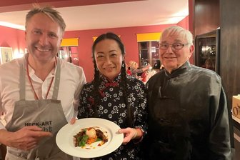 Carlos Prautzsch, Koch im Restaurant "Heck-Art", Künstlerin Jiang Bian Harbort und Galeriemitarbeiter Dieter Gatzmarga (v.l.) kochten gemeinsam. Unter anderem brachten sie Hühnerfüße auf die Teller.