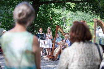 Künstler laden zu musikalischem Spaziergang im Plauener Stadtpark - Zu den jüngsten Musikern zählten die Kinder der Familie Behrens (von links): Luise (9 Jahre), Esther (10) und Justus (9).