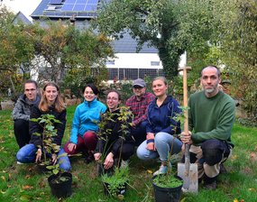 Künstler ruft den Klimanotstand aus - Künstler Jens Ossada (r.) hat zusammen mit der Mittweidaer Gruppe von Fridays for Future in seinem Skulpturengarten in Ehrenberg den Klimanotstand ausgerufen.