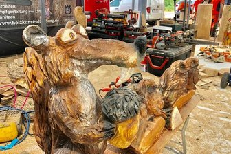Künstler sägen um die Wette - 