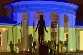 Künstler sagen Nein zum Krieg - Überall in Europa werden Gebäude in den Farben der ukrainischen Nationalflagge angeleuchtet, so auch die Kolonnade der Mineralwasserquelle Ferdinand in Marienbad in Tschechien.