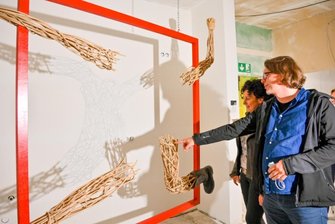 Künstler spiegeln Werk Mattheuers wider - Im Solbrigplatz 2 setzen sich Künstler mit dem Werk und den Aussagen Mattheuers auseinander. Hier spricht Chris Blechschmidt mit Ines Wetzel über seine Istallation"Schattenmitte". 