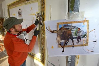 Künstler Tasso stellt einen Elch ins Archäologiemuseum - Jens "Tasso" Müller lässt links entstehen, was er rechts entworfen hat. Die Auftragsarbeit ist fürs Archäologiemuseum Smac bestimmt.