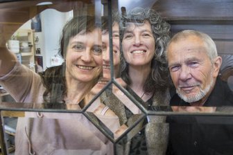 Künstler-Trio sagt Adieu in der Turmgalerie von Schloss Augustusburg - Am Anfang stand ein "Manifest": Die Künstler Cornelia Zabinski aus Niederwiesa (l.), Simone Mende aus Braunsdorf, Harald Hellmich aus Großschirma trafen sich in den vergangenen Jahren einmal im Monat, um sich über ihre Arbeit auszutauschen.