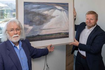 Künstler Ulrich Eisenfeld verewigt sich im Goldenen Buch von Falkenstein - Ulrich Eisenfeld (links) übergab Bürgermeister Marco Siegmund ein Bild für das Rathaus.